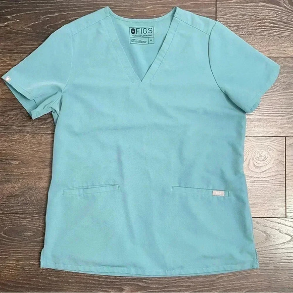 Figs Scrubs Casma Three-Pocket Scrub Top™ - Picture 2 of 6